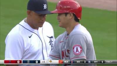 [Highlight] Miggy helps himself to a souvenir after an Ohtani single