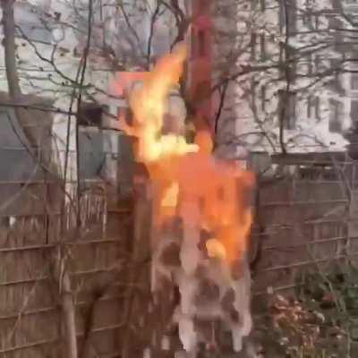 Под давлением, из одной трубы, одновременно подается газ и вода, в то время как вода падает через силу тяжести, газ идет вверх и сгорает