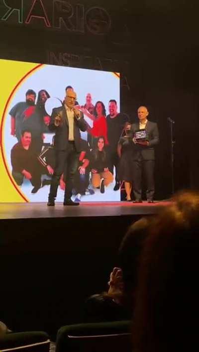 Antonio Tabet mandando a real pro Johnny Saad, dono da Band, que no discurso de abertura do Prêmio Inspira Rio disse que: a imprensa é pessimista, o desmatamento da Amazônia é fake, o país enfrentou bem a pandemia e que a Band faz TV pra “toda família”.