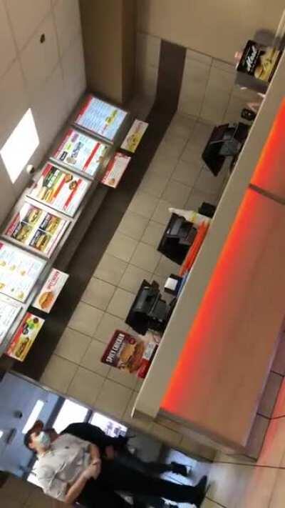 45 min wait - employee freak out. Whose side do you pick? Texas