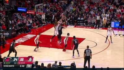 [Highlight] Jusuf Nurkic mishandles the pass but smoothly transitions to a run towards the basket