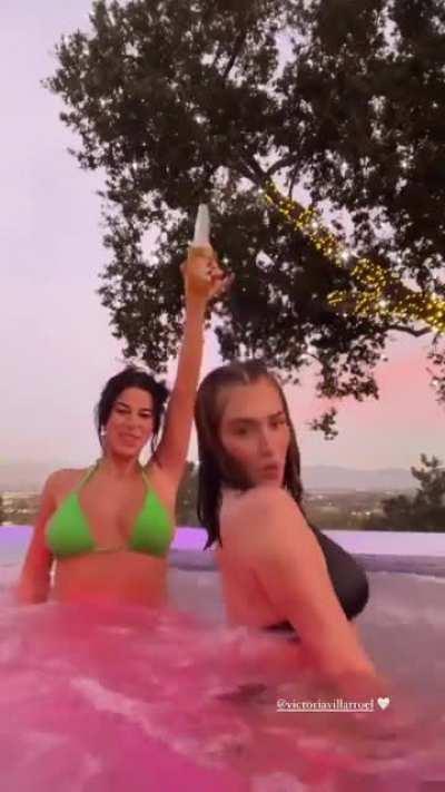 Shaking it in a bikini 🥵