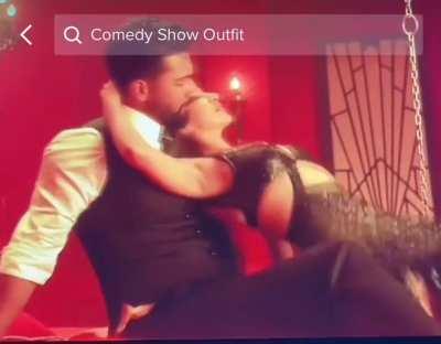 I can’t even imagine a man just sitting there and then a woman starts doing the worm on him 😝