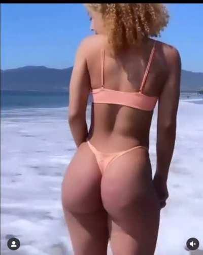 Big booty Lexie on beach in thong🔥😍💦