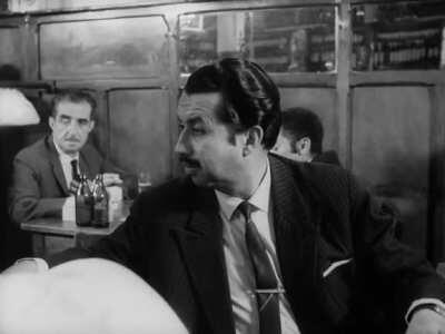 Estoy traduciendo el hermosa película chilena 'Tres Tristes Tigres' (1968), pero estoy teniendo dificultades para comprender los diálogos en este extracto. ¿Alguien podría ayudarme a transcribir? Agradecido por la ayuda y por su maravilloso cine.