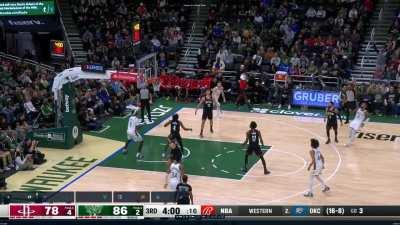 [Highlight] Damian Lillard is wide open for the three but eventually settles with a contested step-back for the bucket