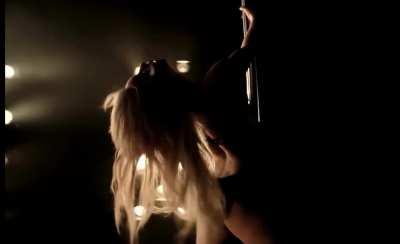 Shakira super sexy pole dancing.