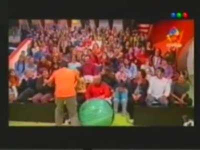 Pelotazo de julian weich a un nene