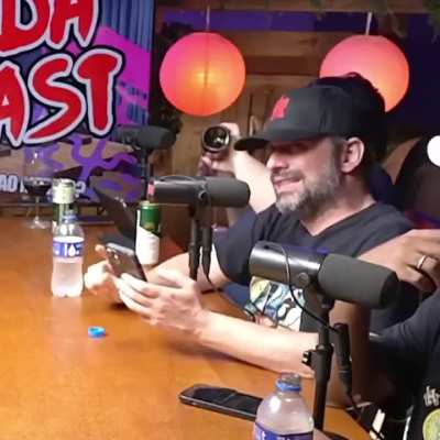 totoro servindo vinho pra ele depois servindo pro ian depois ignorando o da taça dele e bebendo direto da garrafa