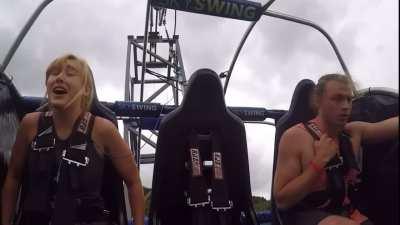 Всегда на таком аттракционе один ржёт, а другой в отключке