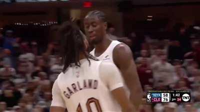 [Highlight] Darius Garland racks up his 32 point on the hesi step back 3