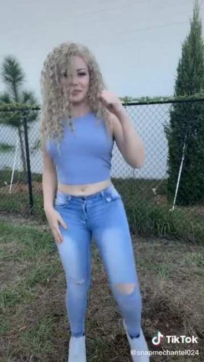 Jiggles in jeans 🥵