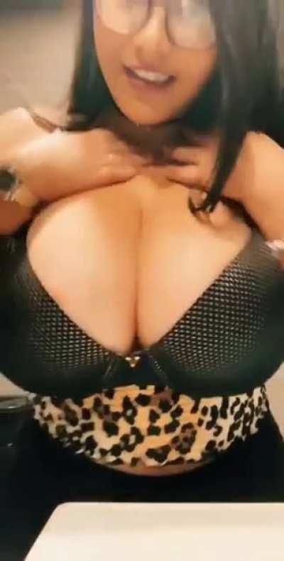 Quiero ahogarme en esas tetas y morir.