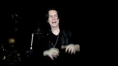 Nada demais, só um metal cover de Barbie Girl