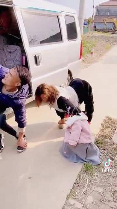 Bro why did I think they was playing with the child at first 😂😂😂