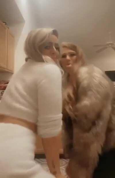 Freckz & Friends must be hella fun to party with! 🤣