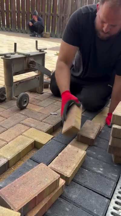 Splitting pavers to size
