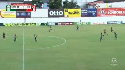 Quando uma perna tenta roubar o gol da outra