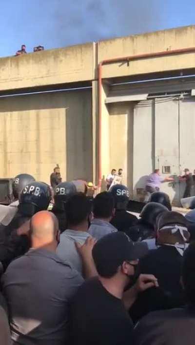 SHIELD WALL! - video de uno de los motines del sábado en un penal