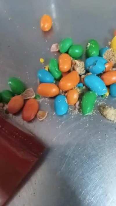 Gusanos en confites de georgalos, alguien sabe donde puedo reclamar? Los compre en el chino a la vuelta de casa con mas cosas que espero que no tengan nada. Grabe asi de lo asqueado que estaba, encima me entro la paranoia de haberme comido uno.