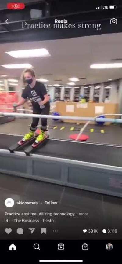 Slalom skiing training machine