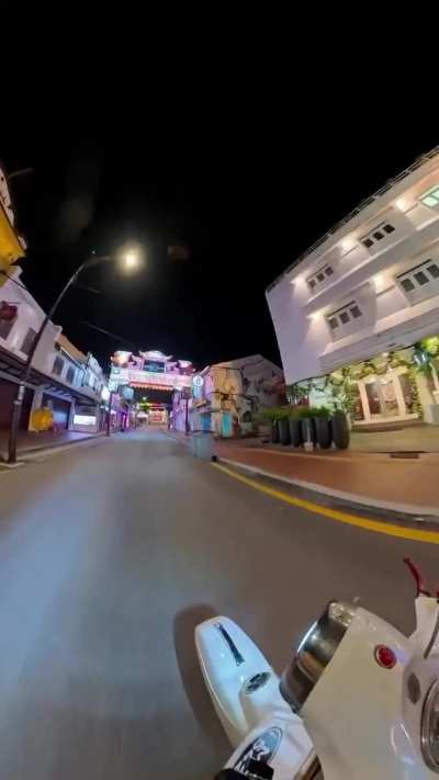 Ni kerja kau malam-malam pekong merayap dengan vespa bapak kau