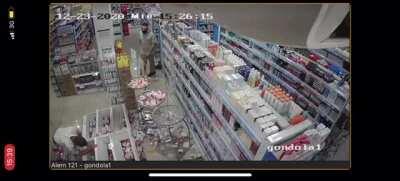 Mi tía trabaja en una tienda de perfumes y el guardia de seguridad del lugar hizo esto...