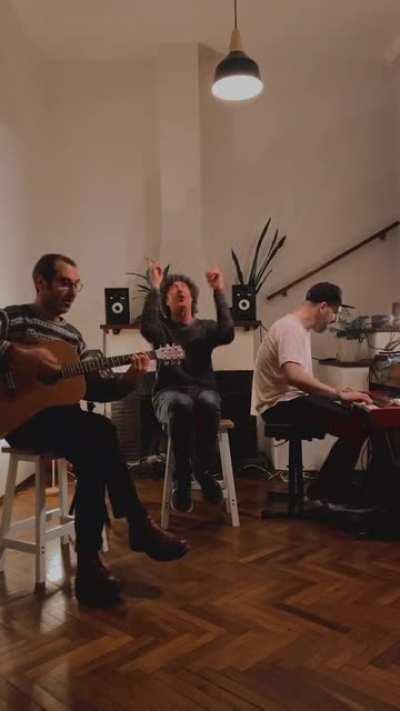 Roberto, Topo y Santiago Marrero tocan “Punta Cana” en una transmisión en vivo (2020)