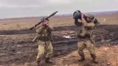 Ukrainian soldiers dance to Russian music