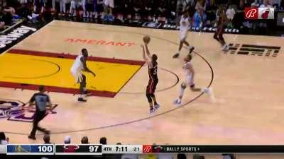 [Highlight] Lowry forces the miss at the rim and hits Duncan Robinson cross court for the splash