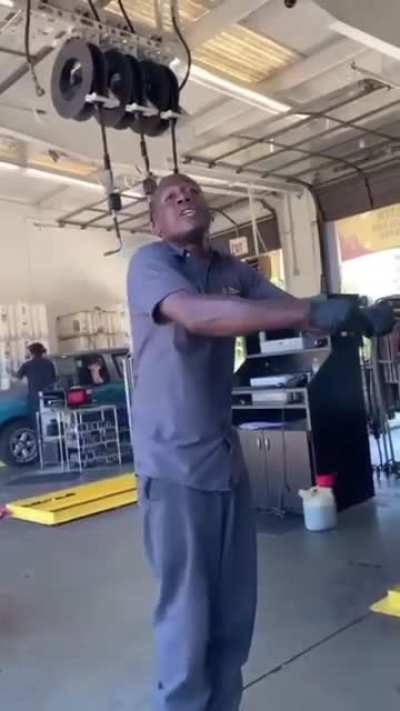 Manager Refuses To Do A Guys Oil Change After He Stepped Out Of His Car Because It Was Too Hot