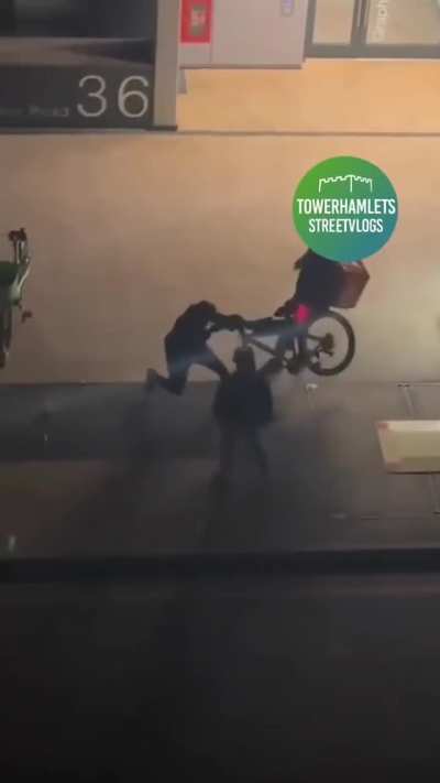 There was an attempted bike theft on Palmer's Road yesterday evening. I think the Just Eat rider eventually recovered his bike, but still... 📍Palmers Road, Roman Road, E3