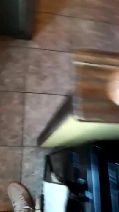 Mí vieja suele guardar comida que ya está incomible, me levanto para desayunar y encuentro piedras empaquetadas.