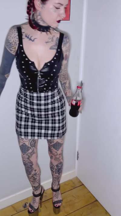 Spread these legs wide and start fingering me