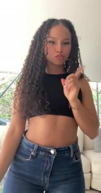 Emily (@ilovesmilinggg)