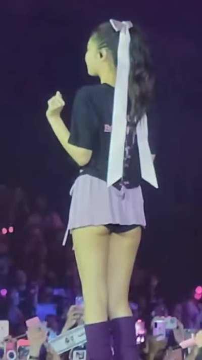 Cheeks out jennie 💦