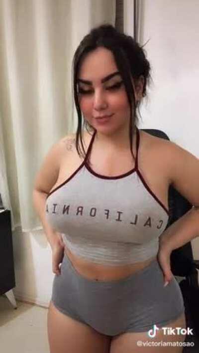 She’s packing too 🥵