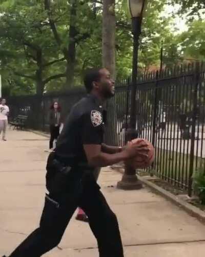 OfFiCeR sHoOtS iNtO a CrOwD oF cHiLdReN, hItTiNg ThReE