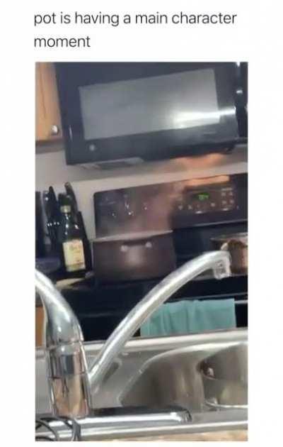 Oh lawd, even the pots are doing it now.