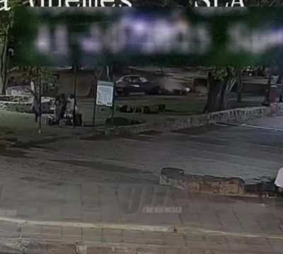 R12 sin conductor y fuera de control se llev&oacute; puesto un joven