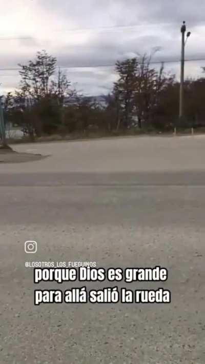 Se le salio la rueda a un colectivo en Ushuaia