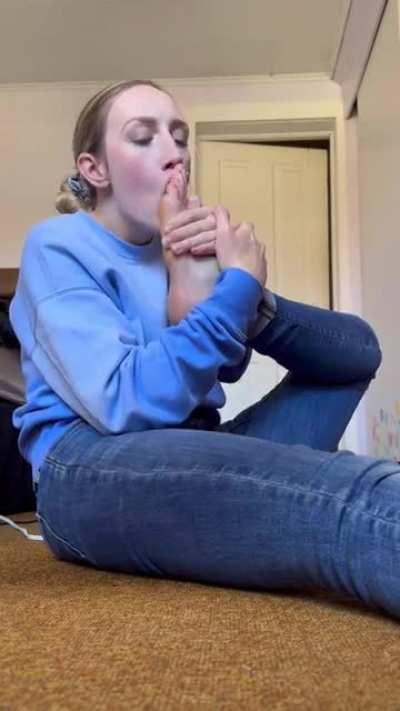 Watch me deep throat my French pedi toes 😮💦