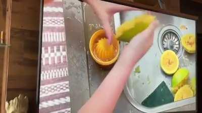 Jade Picón fazendo suco de laranja