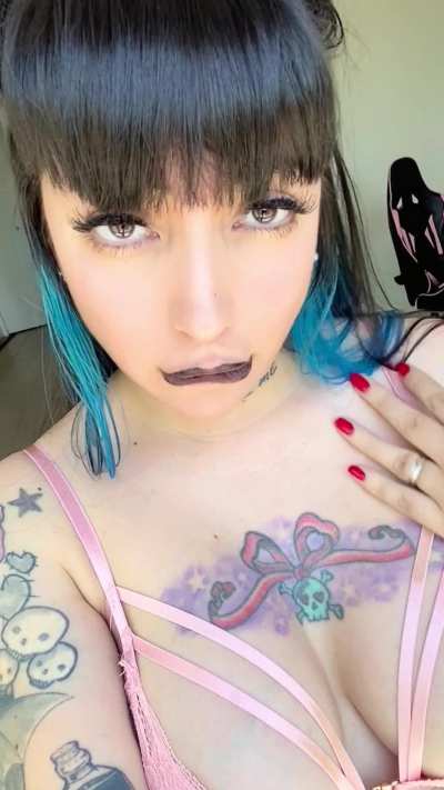 Loving the shadow play in this cleavage