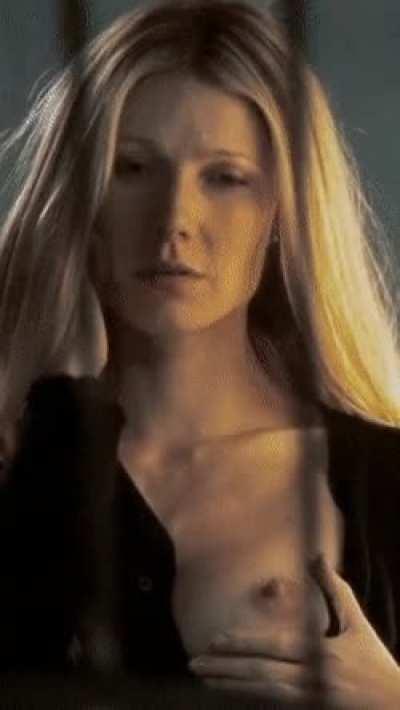 Gwyneth Paltrow flashing her milf tits