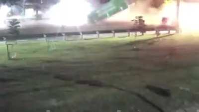 Violento choque de una camioneta contra un cartel sobre la avenida General Paz