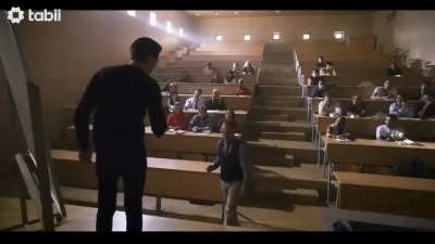 TRT'nin yerli uluslararası dijital platformu 'tabii'de yayınlanan Koyu Beyaz isimli dizide Arap alfabesi övgüsü yer aldı.