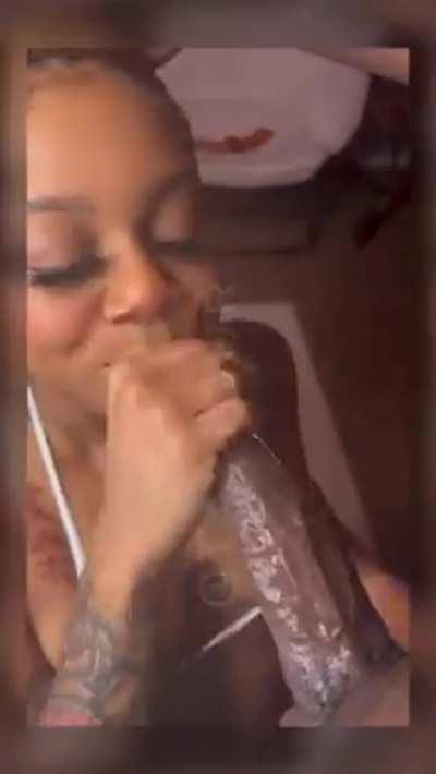 She making love to that dick