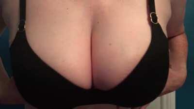 I need to post more of my boobs! 💄👄💋