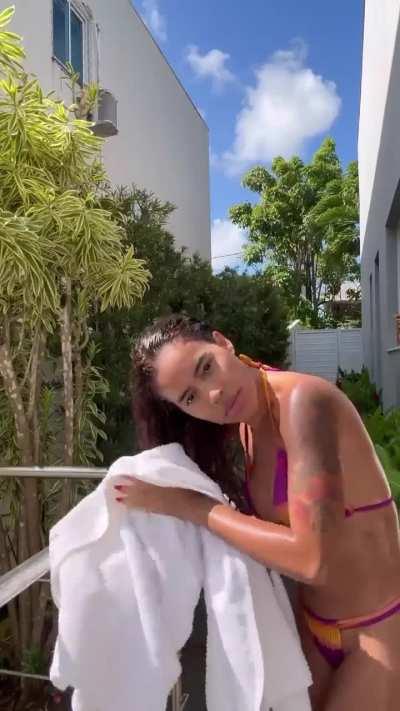 Olha ela se soltando toda